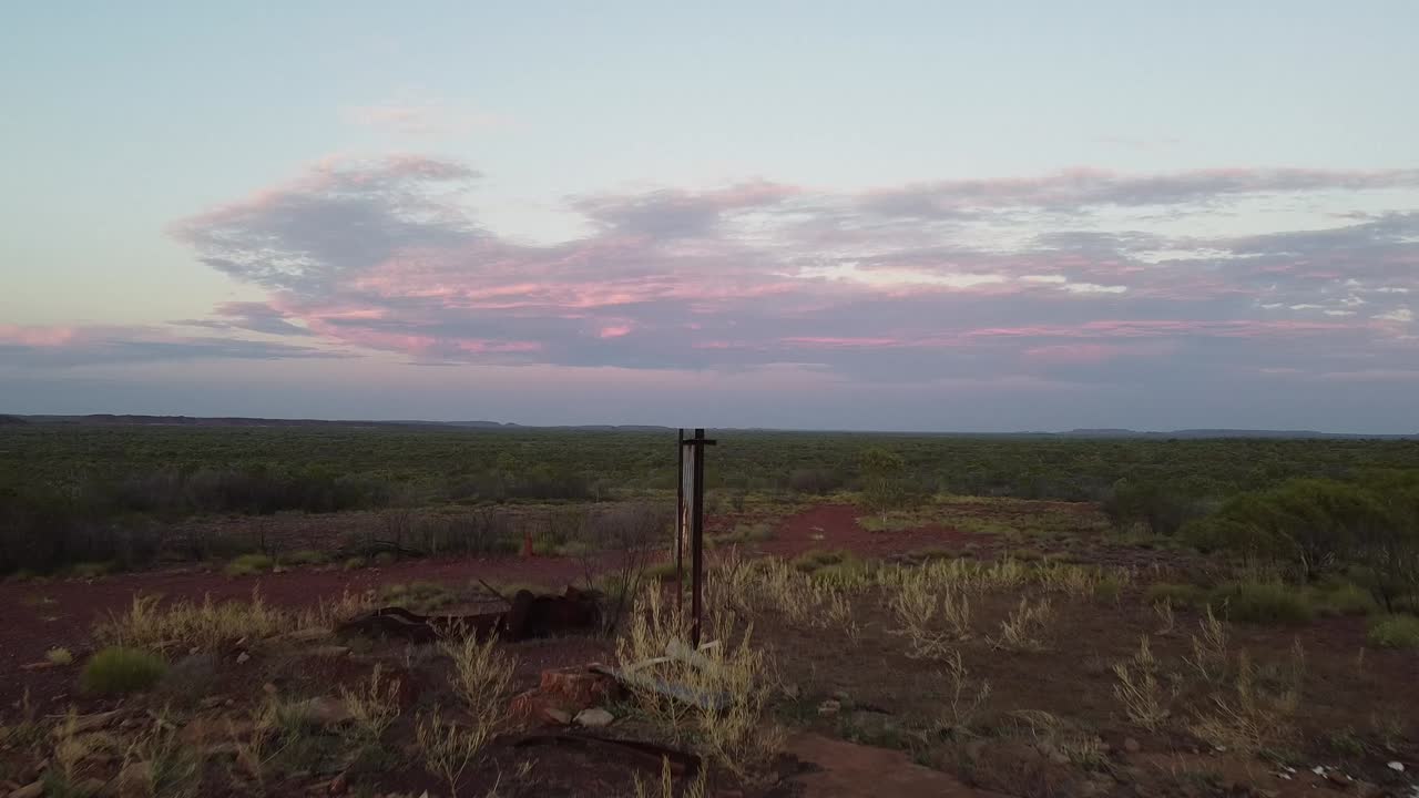 hermosa toma de nubes con drones durante la puesta de sol en el interior de australia