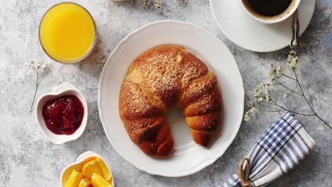 Croissant-Horneado-Con-Bebidas-En-La-Mesa