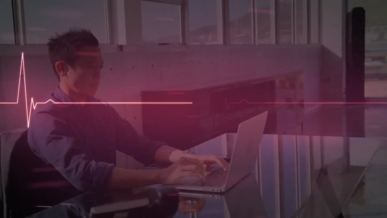 animación del monitor de ritmo cardíaco sobre un hombre de negocios que usa una computadora portátil