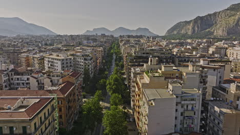 Palermo,-Italien-–-Luftaufnahme-Einer-V11-Drohne-Entlang-Der-Hauptverkehrsader-Der-Stadt,-Via-Della-Libertà,-Mit-Aufnahmen-Einer-Straße-Mit-Historischen-Gebäuden-Und-Blick-Auf-Die-Berglandschaft-–-Aufgenommen-Mit-Mavic-3-Cine-–-Mai-2023