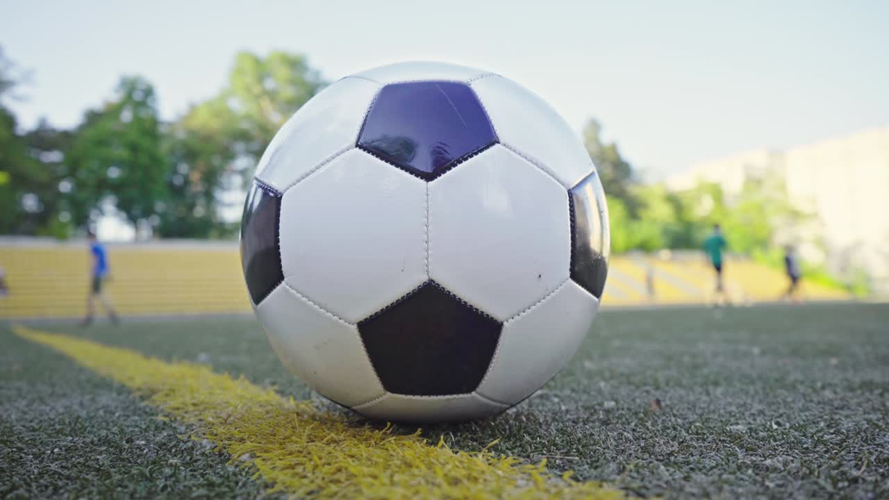 Fodbold på banen. Kunstig fodboldbane