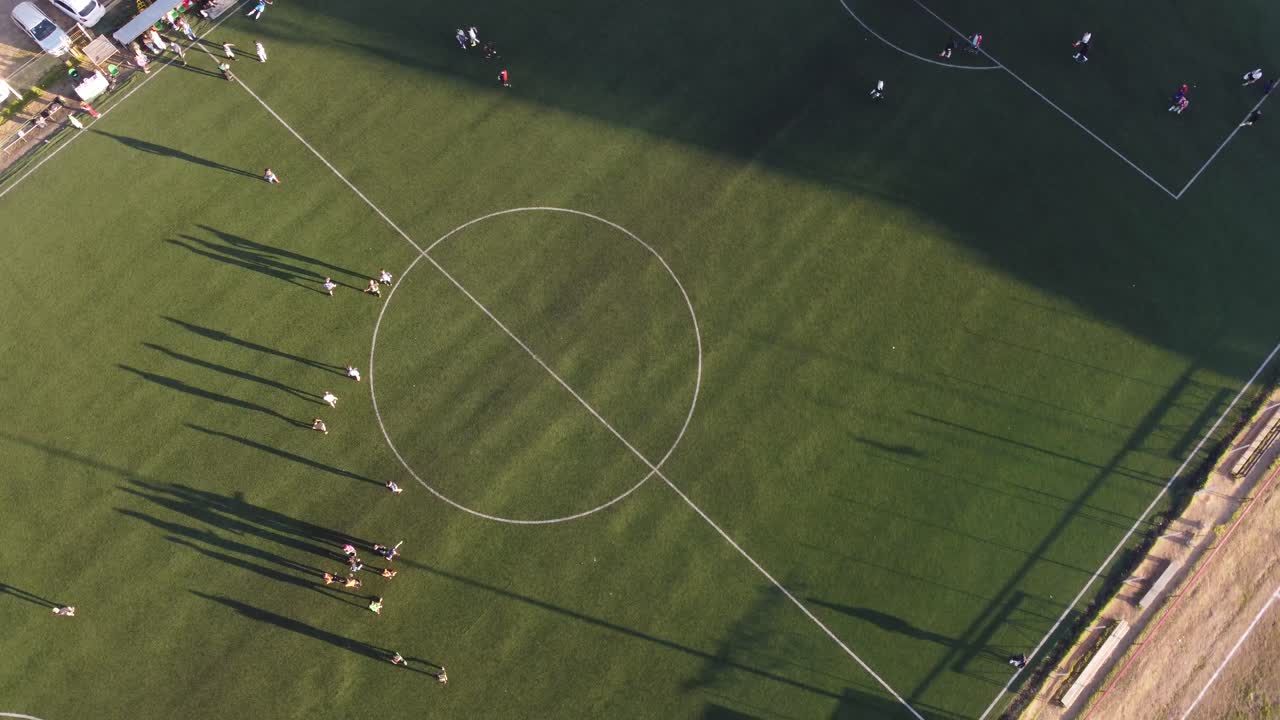 игроки футбольных команд жмут друг другу руки после матча на арене в буэнос-айресе, аргентина