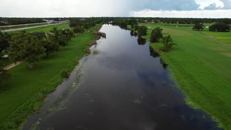 Imágenes-Aéreas-Volando-Sobre-Un-Canal-Cerca-Del-Muelle-De-Pesca-Marconi-En-Nueva-Orleans-Luisiana-En-El-Parque-De-La-Ciudad