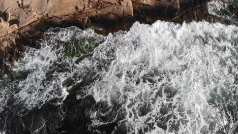 Olas-De-Espuma-De-Mar-Rompiendo-En-La-Costa-Rocosa