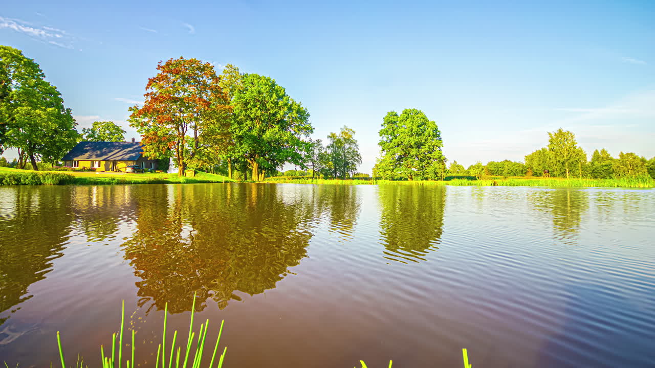 흐린 날 동안 호수  ⁇ 에 있는 나무 오두막 의 타임  ⁇ 스  ⁇