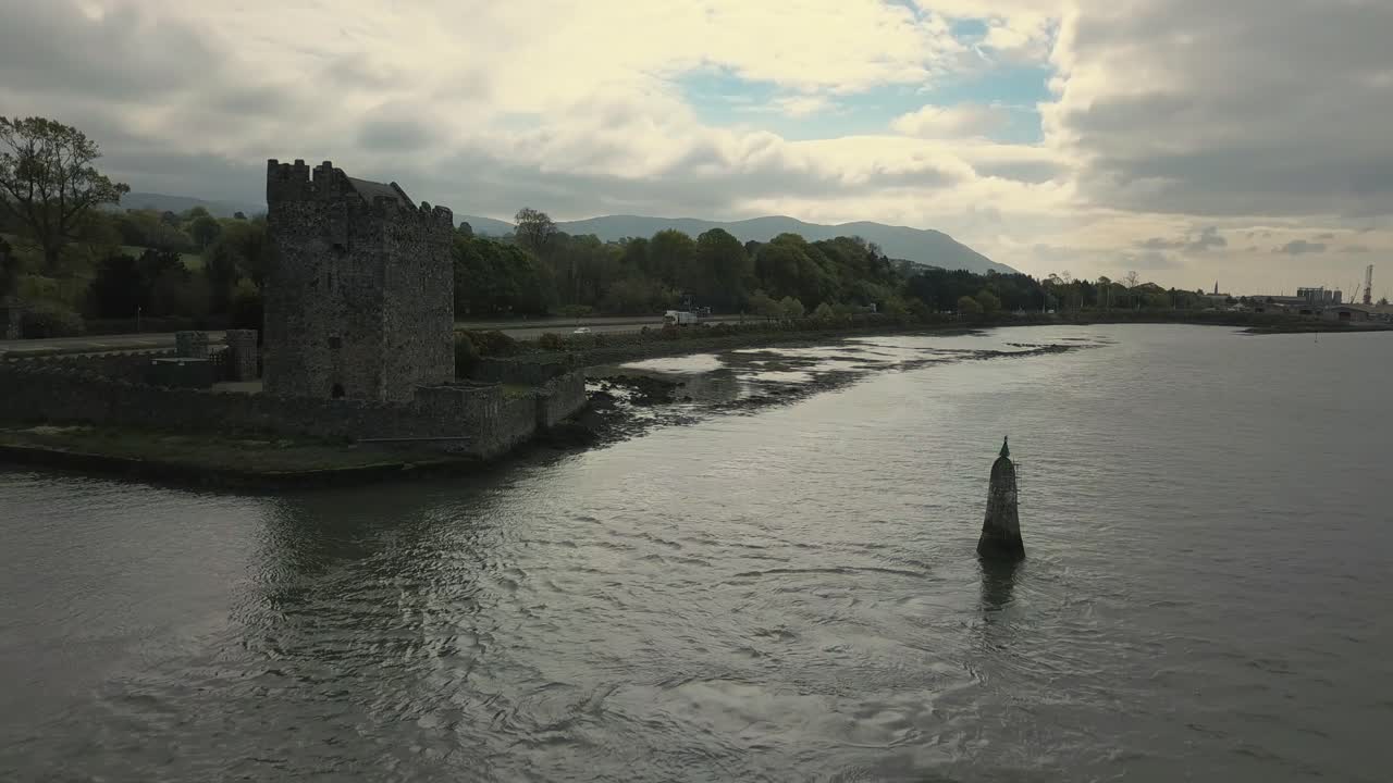 la fortaleza de agua estrecha es un castillo de estilo antiguo en la frontera irlandesa, el castillo de agua estrecha es una famosa torre del siglo xvi y un bawn cerca de warrenpoint en irlanda del norte