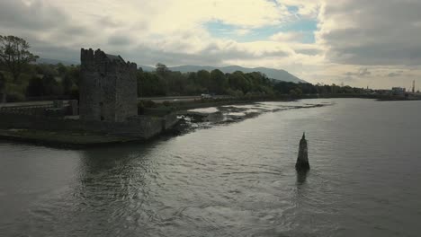 Narrow-Water-Keep-Ist-Eine-Burg-Im-Alten-Stil-An-Der-Irischen-Grenze,-Narrow-Water-Castle-Ist-Ein-Berühmtes-Turmhaus-Aus-Dem-16.-Jahrhundert-Und-Ein-Bawn-In-Der-Nähe-Von-Warrenpoint-In-Nordirland