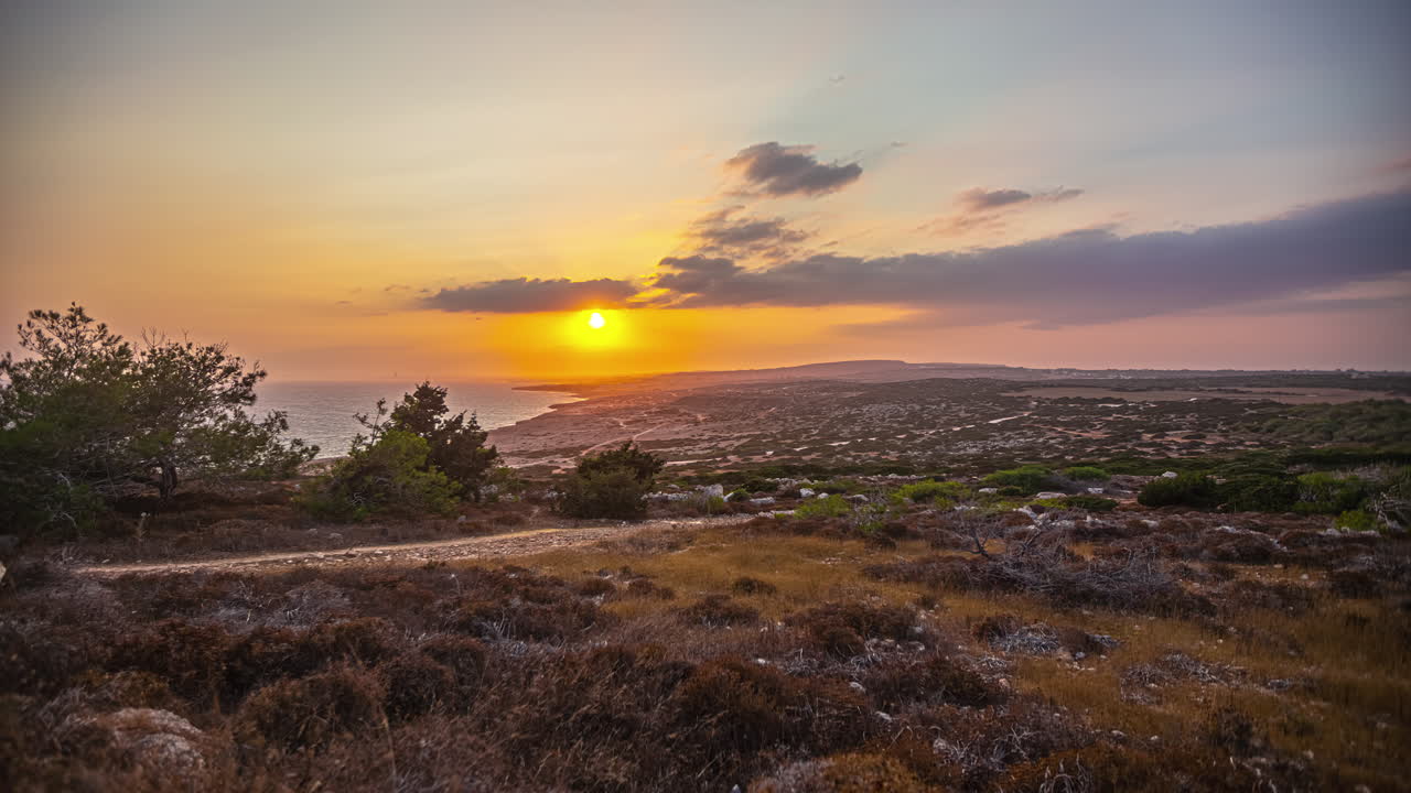 el atardecer dorado transcurre en el tiempo sobre la ciudad costera de ayia napa en chipre