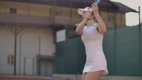 Eine-Tennisspielerin-übt-Das-Schlagen-Des-Balls,-Während-Der-Trainer-In-Zeitlupe-Mit-Einem-Schläger-Auf-Den-Ball-Schlägt.-Training-Einer-Professionellen-Tennisspielerin.