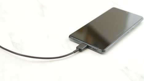 primer plano de la conexión de carga al puerto usb-c del teléfono inteligente