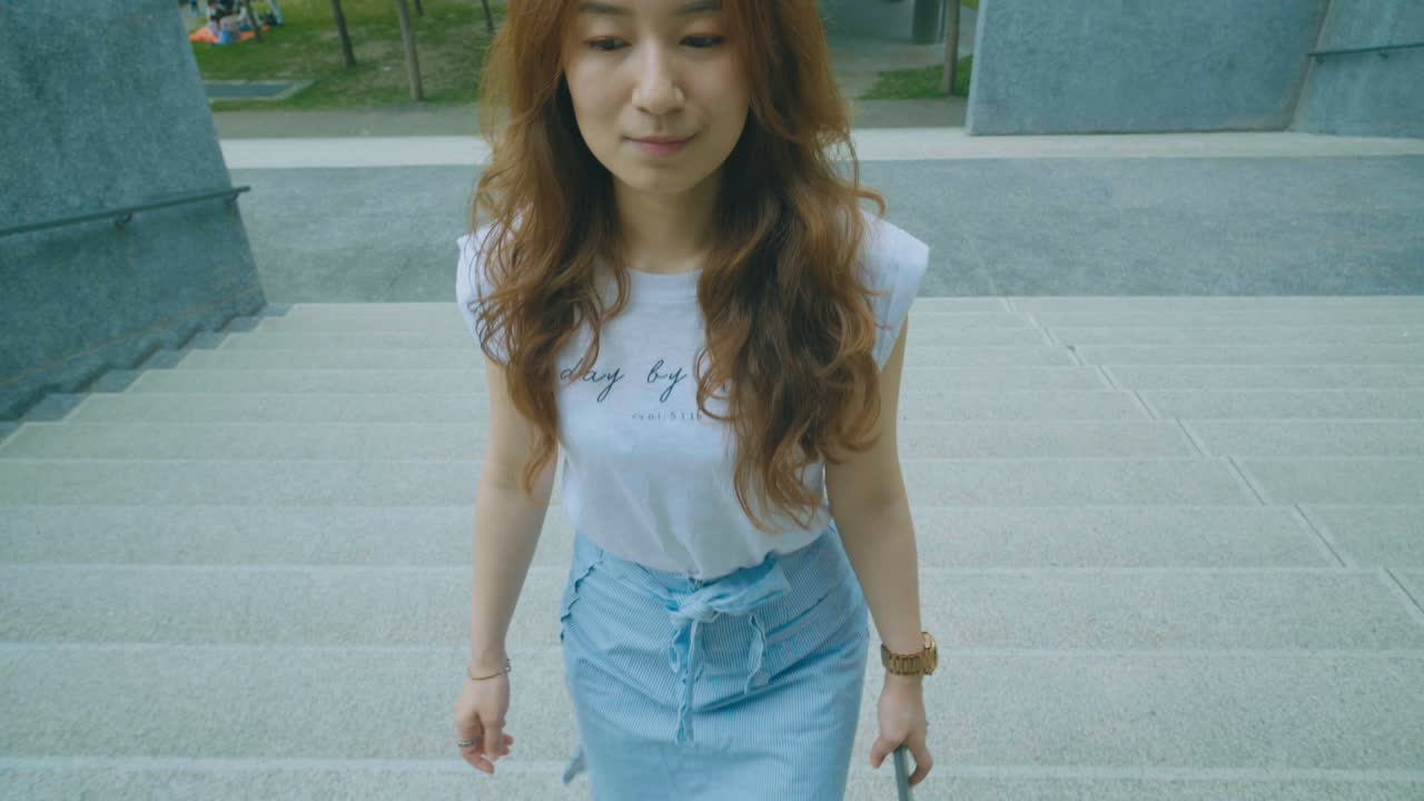 カメラを見ている若い女性