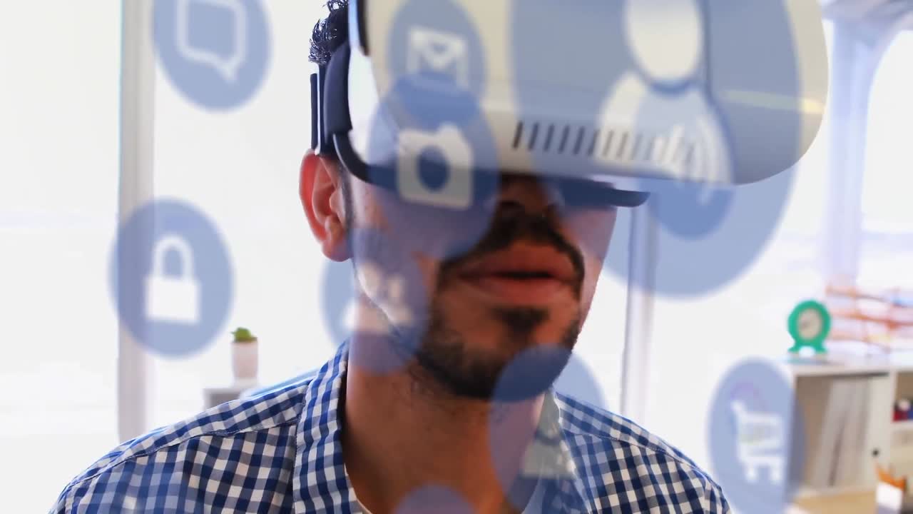 animación de iconos de las redes sociales sobre hombre de raza mixta que usa auriculares vr