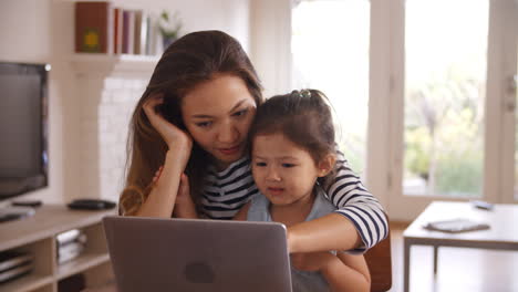 Mutter-Und-Tochter-Schauen-Sich-Zu-Hause-Gemeinsam-Einen-Film-Auf-Dem-Laptop-An