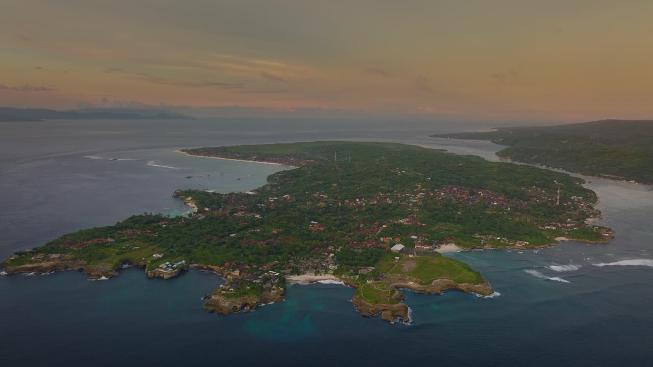 Tramonto a Nusa Lembongan che volge verso Nusa Ceningan, vista aerea di un'isola tropicale, crepuscolo