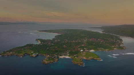 puesta de sol en nusa lembongan girando hacia nusa ceningan, vista aérea de la isla tropical, atardecer
