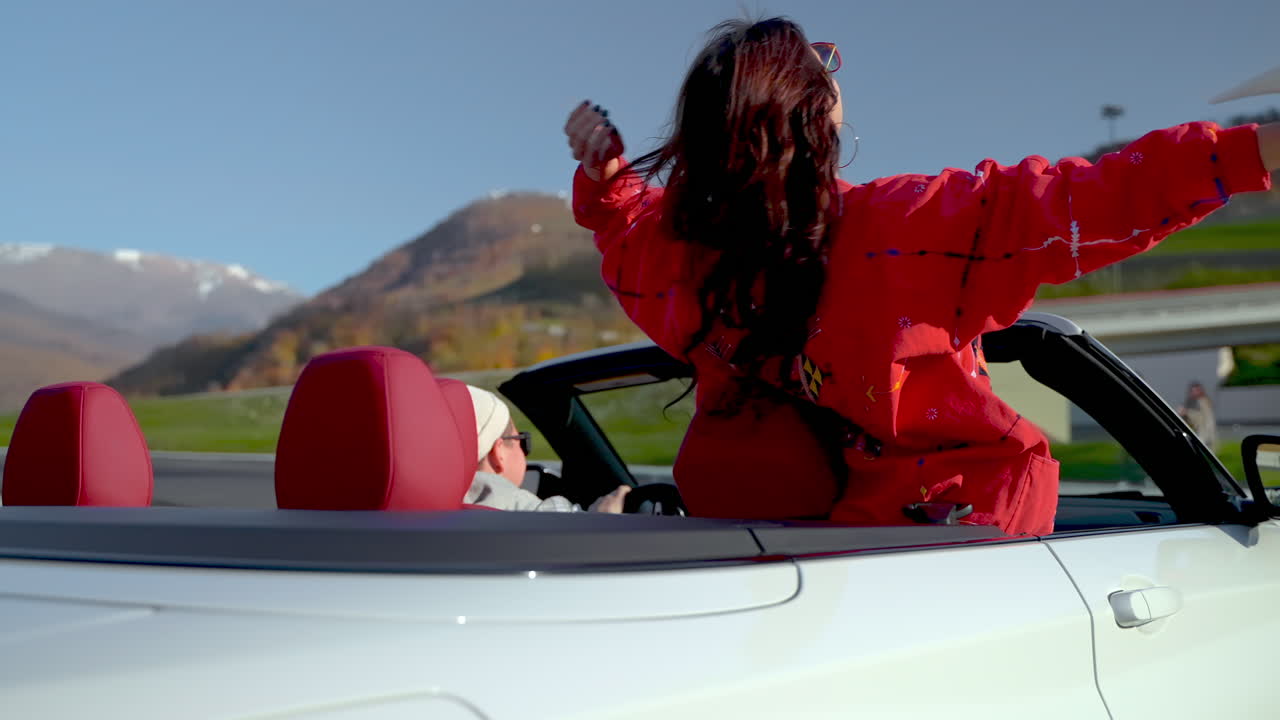 mujer disfrutando de un paseo panorámico en un descapotable