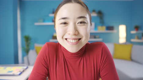 아시아 여자가 행복과 기 ⁇ 으로 주변을 둘러보고 카메라를 찍고 있습니다.