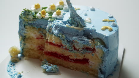 Cortar-Un-Pastel-Esponjoso-En-Capas,-Relleno-Con-Un-Delicioso-Relleno-De-Fresa-Y-Cubierto-Con-Un-Glaseado-De-Crema-De-Mantequilla-Azul-Deliciosamente-Suave,-Dulce-Y-Delicioso.