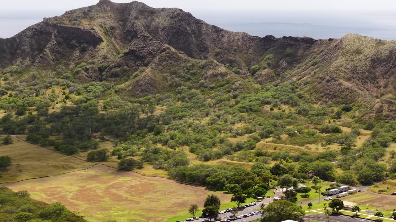 Monumento statale di Diamond Head e punti di partenza dei sentieri, ripresa aerea all'interno del cono vulcanico sopra Honolulu, Hawaii, USA