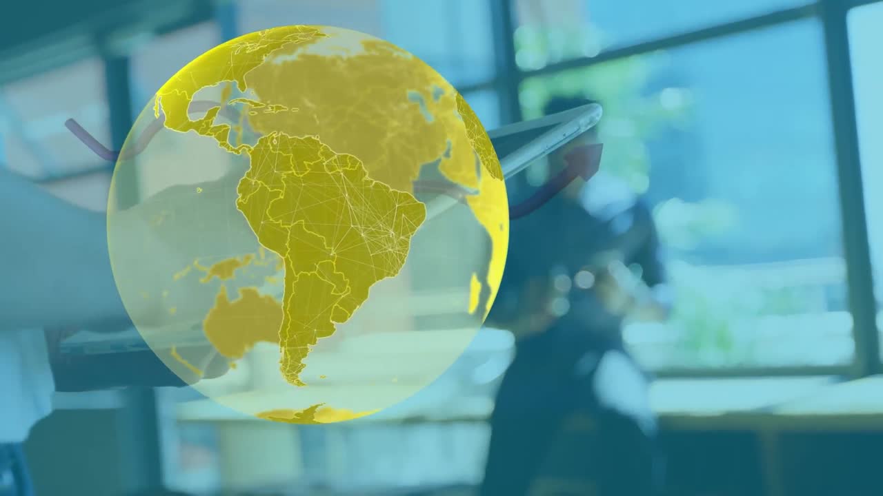 animación del globo y procesamiento de datos sobre una mujer de negocios usando una tableta