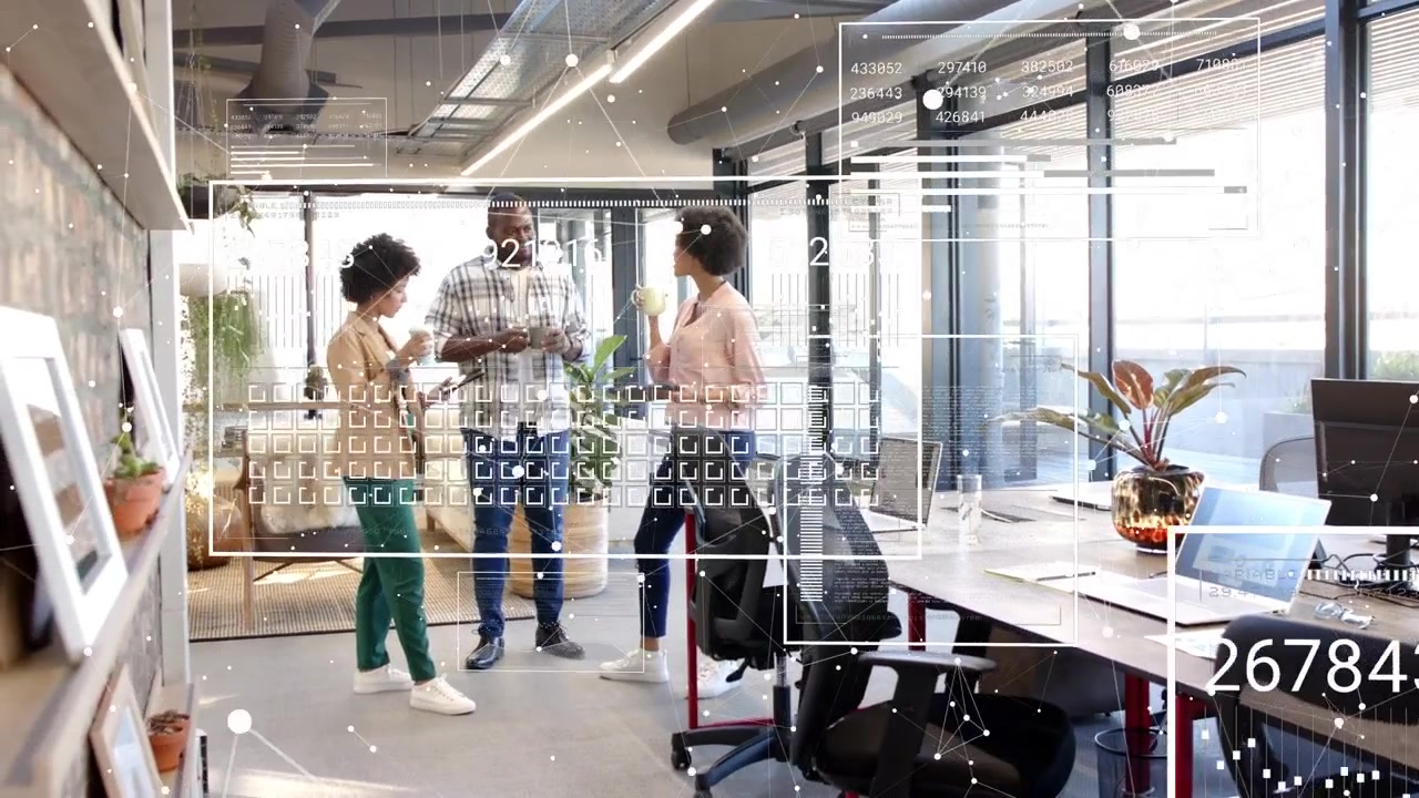Squadra che tocca un tablet mentre la telecamera effettua una panoramica, esaminando dati tecnici con un'interfaccia HUD sovrapposta al gruppo