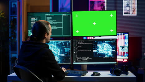 Hacker-Verwenden-Greenscreen-Monitor-Und-KI,-Um-Spyware-Zu-Schreiben