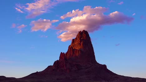 Increíble-Lapso-De-Tiempo-De-Nubes-Moviéndose-Sobre-Un-Pico-De-Montaña-Cerca-De-Monument-Valley