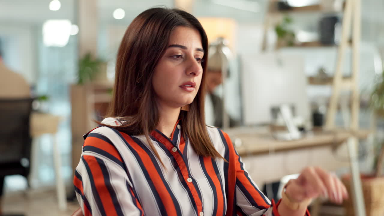 mujer trabajando en la computadora en la oficina