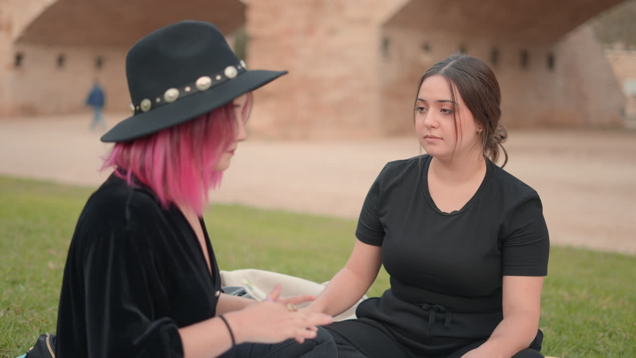 dos mujeres hablando en un parque.