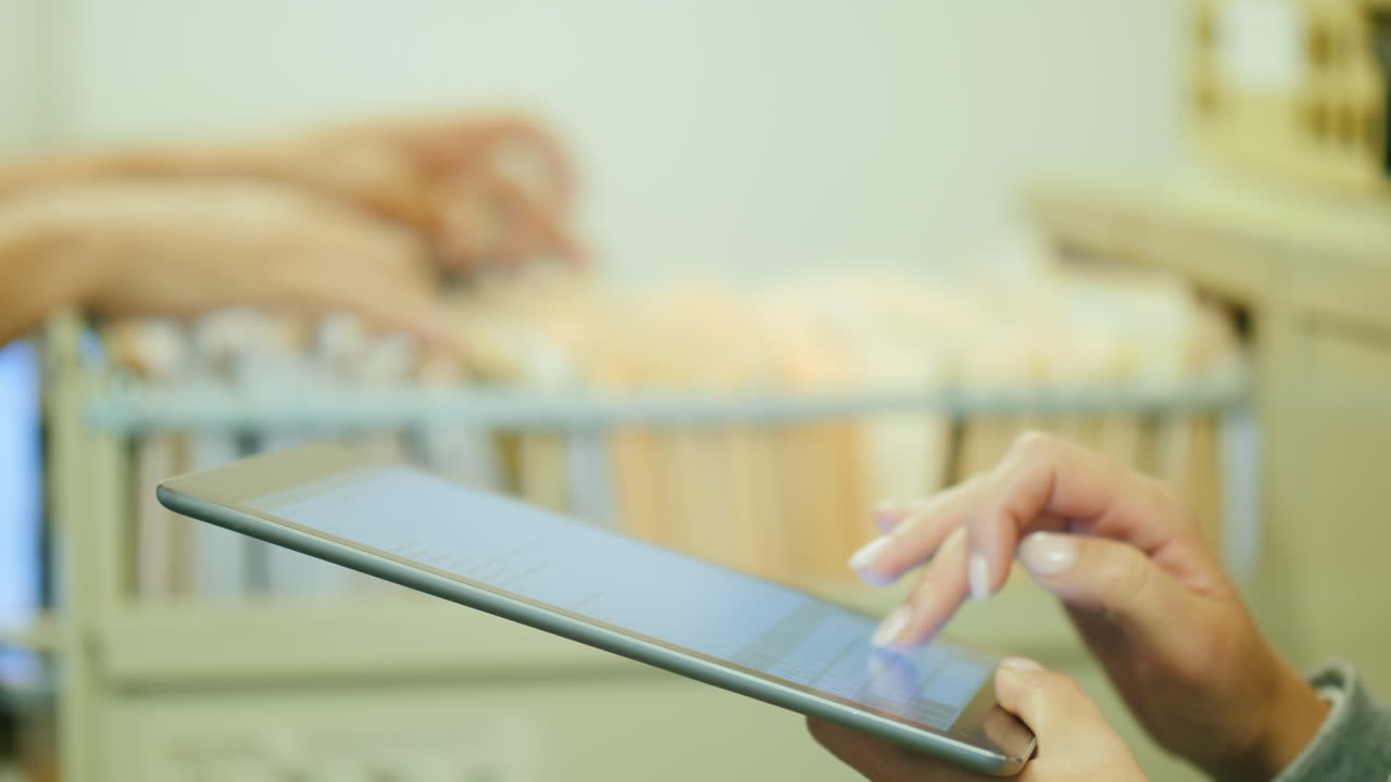 manos ordenar documentos en papel y manos usetablet