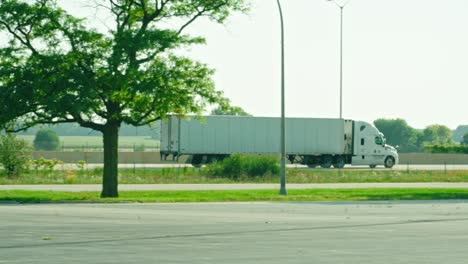 Epische-Zeitlupe-Eines-Trockenen-Lieferwagen-Sattelaufliegers-Und-Anhängers,-Der-Auf-Der-Autobahn-Fährt