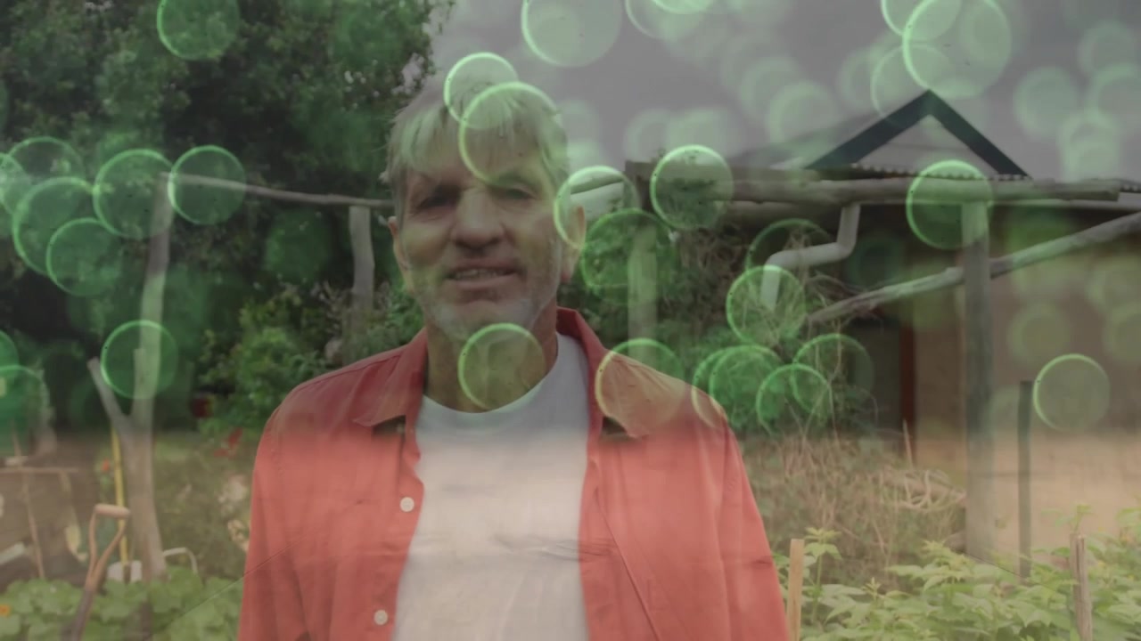 Nachdem grüne Kreise erscheinen, beugt sich ein Gärtner vor, inspiziert Gartenpflanzen und spricht dann in die Kamera.