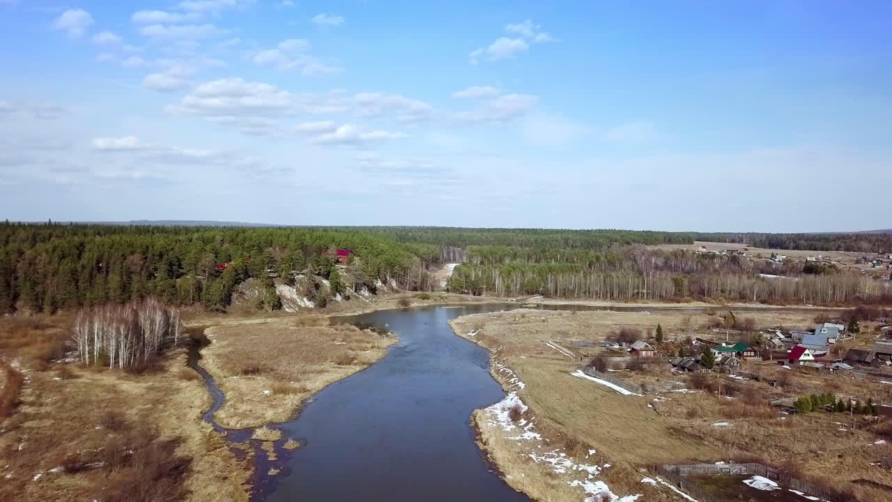 vista aérea de un río y un pueblo en primavera