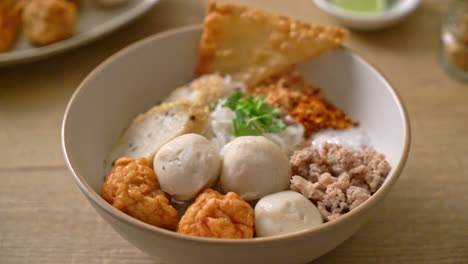 Pequeños-Fideos-De-Arroz-Planos-Picantes-Con-Bolas-De-Pescado-Y-Bolas-De-Camarones-Sin-Sopa---Estilo-De-Comida-Asiática