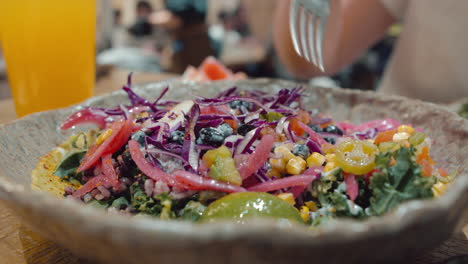almuerzo saludable con ensalada de verduras mezcladas en la cafetería