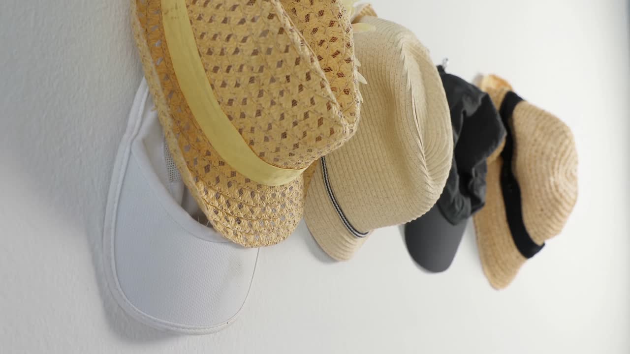 4k 갈고리에 매달린 다양한 모자