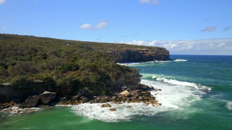 Borde-Rocoso-Del-Acantilado-Con-Olas-Espumosas-En-Verano-En-El-Parque-Nacional-Real,-Al-Sur-De-Sydney,-Nueva-Gales-Del-Sur,-Australia