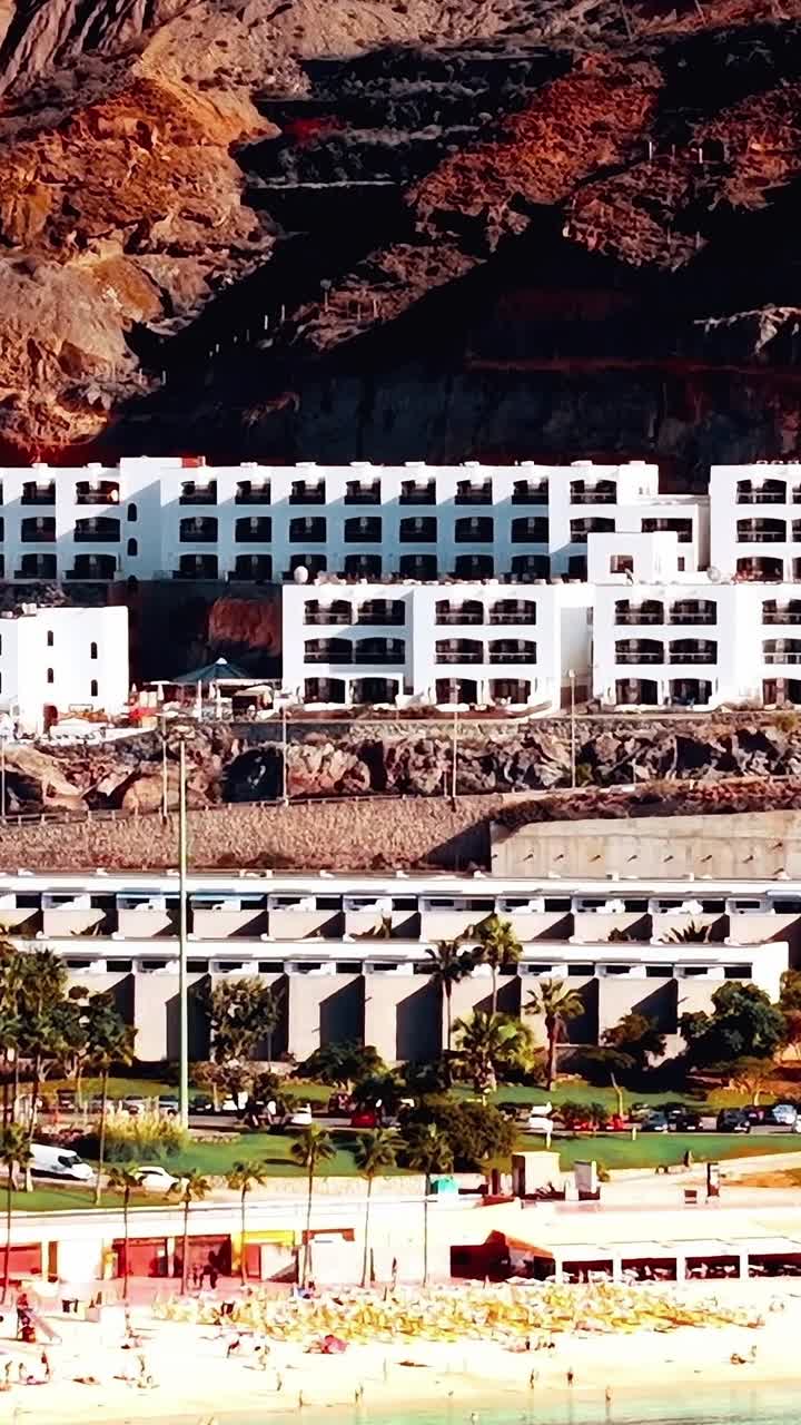 Vista das praias e edifícios de resorts de Gran Canaria do alto, na Espanha.