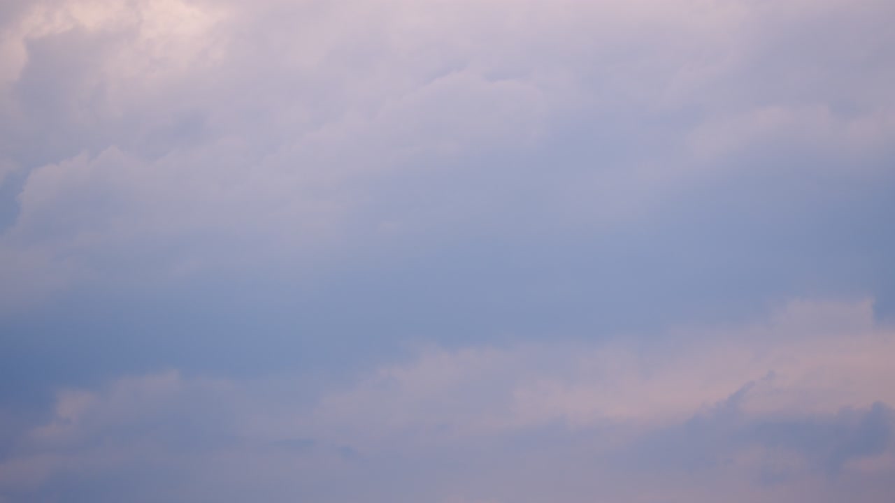 폭풍이 오기 전에 어두운 구름. 극적인 구름과 비가 오는 하늘.