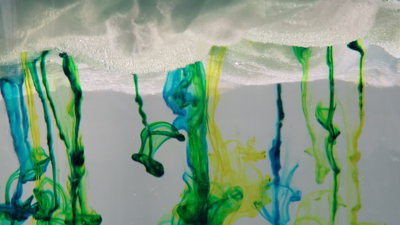 다채로운 액체가 구름이 가득한 하늘에서 떨어지고 여 있습니다.