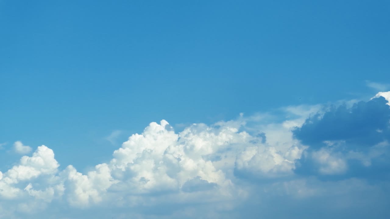 파란색 빛 하늘, 하늘 위에 하 구름의 루프, 태양 광선, 공중 전망, 구름 운동 시간, 자연 파란 하늘, 색 은 날씨.