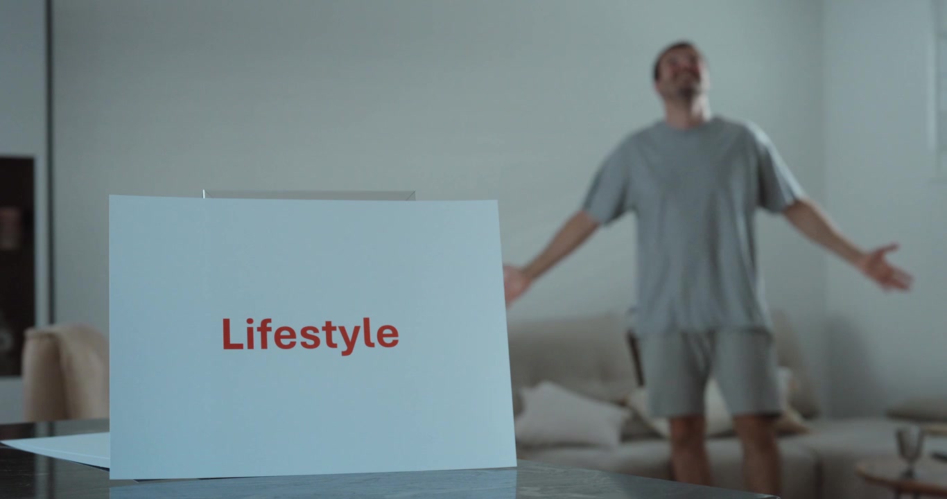 Uomo felice che si gode la vita a braccia aperte a casa. Ideale per concetti di stile di vita, felicità, libertà, benessere e vita positiva
