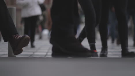 personas caminando por una calle de la ciudad