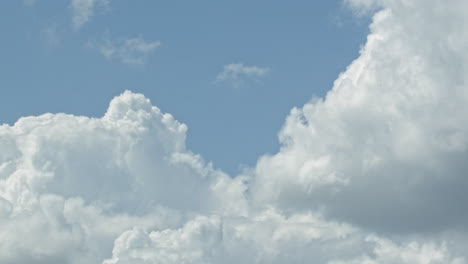 藍天背景下大雲的時間延遲 4k