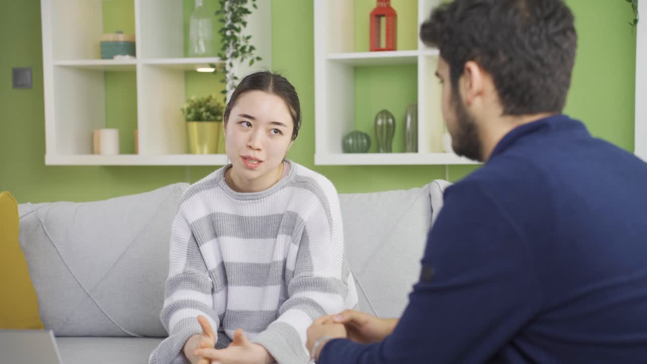 후회하는 젊은 아시아 여성, 죄책감을 느다.