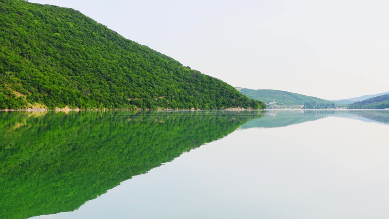 여름 아침에 산의 호수.