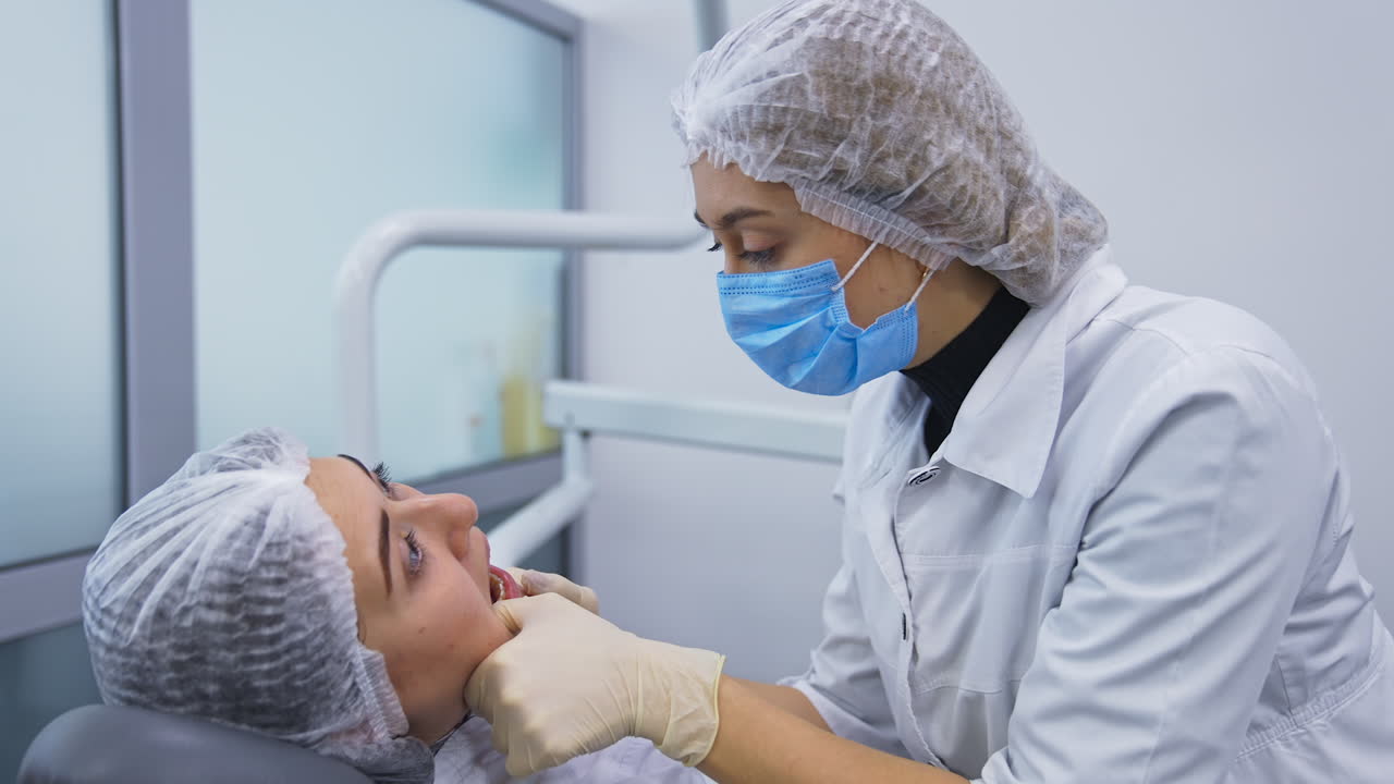 dentista examinando a un paciente
