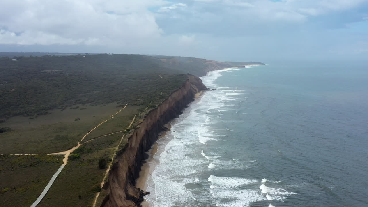 acantilado de piedra caliza aérea y playas costeras anglesea, australia
