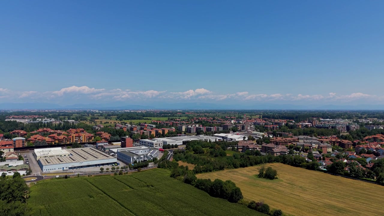 Sviluppo suburbano lungo campi agricoli fuori Milano, Italia.