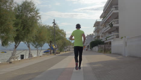 Entrenamiento-Agradable-Con-Música-En-El-Paseo-Marítimo.